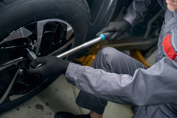 Man Protective Gloves Standing Tire Fitting Automobile Tighten Bolt Monometric — Stockfoto
