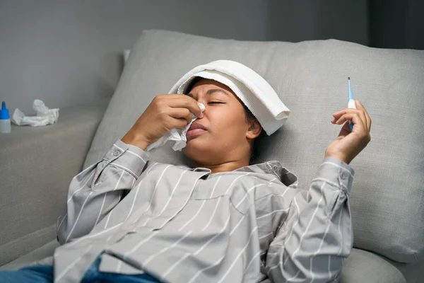 Afro Americana Encontra Sofá Com Corrimento Nasal Febre Alta Ela — Fotografia de Stock