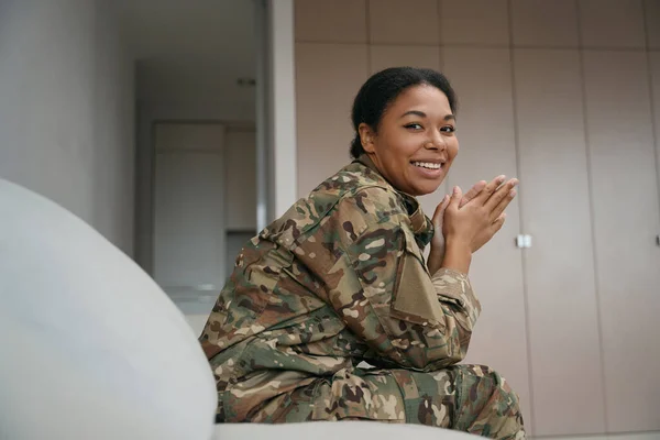 Glimlachende Afrikaanse Amerikaanse Vrouwelijke Soldaat Zit Een Lichte Kamer Draagt — Stockfoto