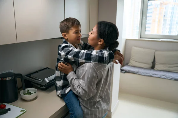 Nice African American Female Resting Home Kitchen Her Son Boy — kuvapankkivalokuva