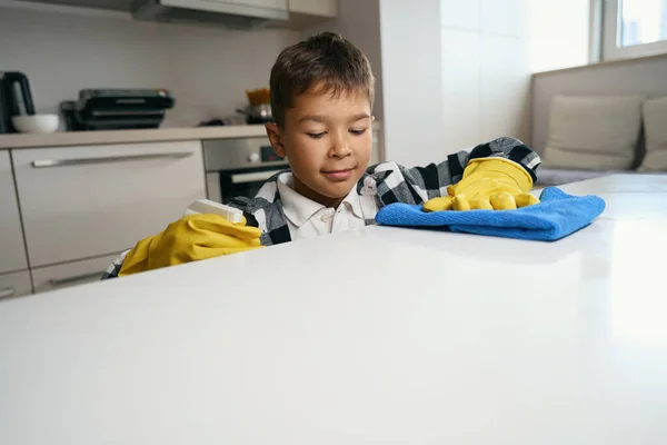 Child Protective Gloves Helps Cleaning House Washes Kitchen Surface — Stok fotoğraf