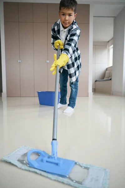 거실에서 걸레로 바닥을 청소하는 귀여운 어린이 평상복을 청소하는 — 스톡 사진
