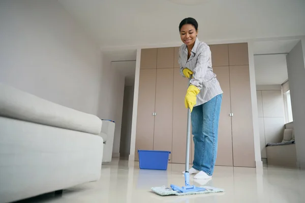 Smiling Emale African American Mopping Floor Living Room Woman Comfortable — Stockfoto