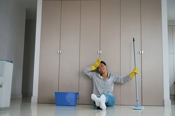 Beautiful Young Female Resting Floor Closet She Little Tired Cleaning — Stock fotografie