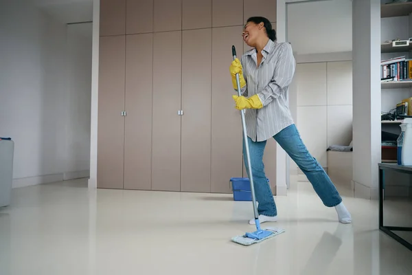 Kobieta Zaczęła Radosne Sprzątanie Salonie Śpiewa Tańczy Podczas Mycia Podłogi — Zdjęcie stockowe