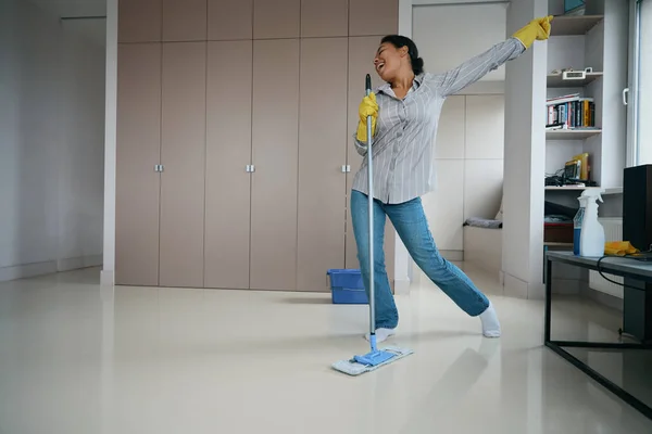Optimistische Jonge Vrouw Begon Een Vrolijke Schoonmaak Woonkamer Wast Vloer — Stockfoto