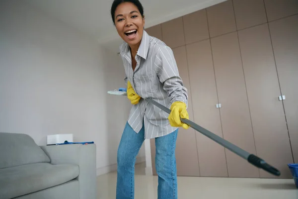 Vreugdevolle Afrikaanse Amerikaanse Vrouw Reinigt Het Huis Vrolijk Wast Vloer — Stockfoto