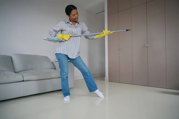 Ευτυχισμένη Νεαρή Γυναίκα Ξεκίνησε Ένα Διασκεδαστικό Καθαρισμό Στο Σπίτι Πλένει — Φωτογραφία Αρχείου
