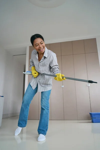 Afroamerykanka Dobrze Się Bawi Sprzątając Dom Myje Podłogę Śpiewa Gra — Zdjęcie stockowe