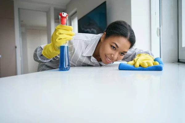 African American Female Rubs Surface Furniture Rag Woman Works Protective — Stockfoto