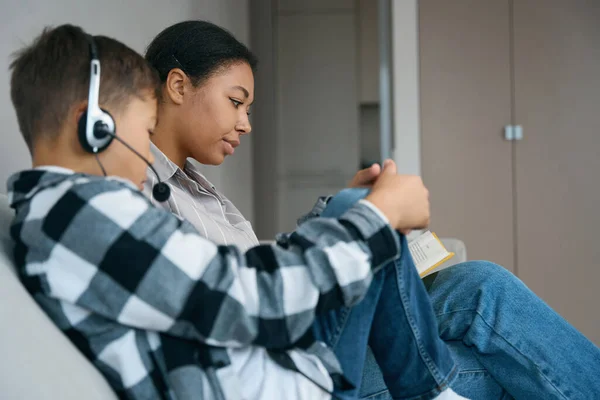 Tonåring Använder Ett Headset När Lär Dig Online Omtänksam Mamma — Stockfoto