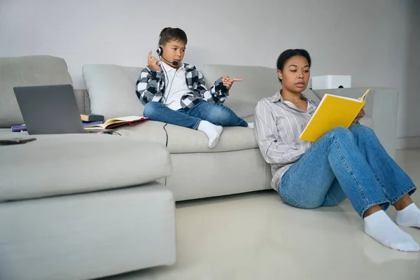 Cute Teen Boy Comfortable Home Online Learning Mom Helps Him — Foto Stock