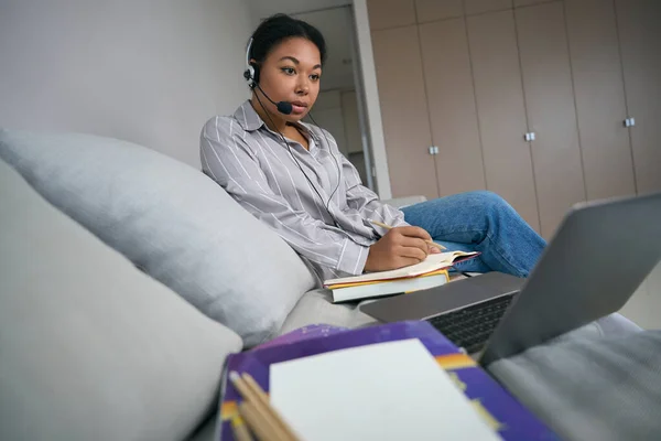 Student Video Courses Outlines Lesson Notebook Woman Studies Home Comfortable — Φωτογραφία Αρχείου