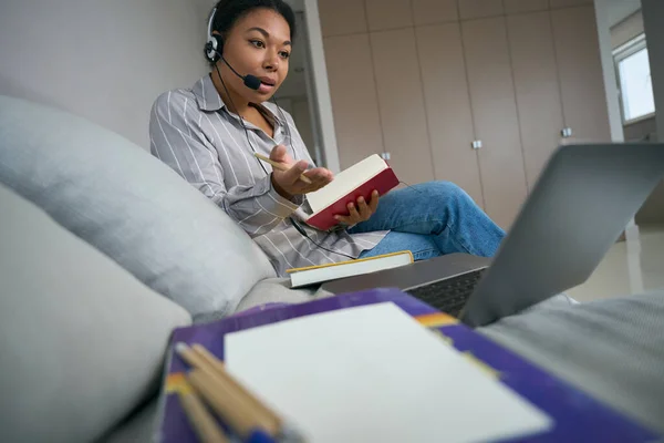 African American Woman Student Video Courses Studies Home Uses Laptop —  Fotos de Stock