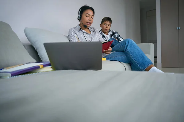 Boy Watches His Mother Take Online Courses Home Woman Uses — Foto Stock