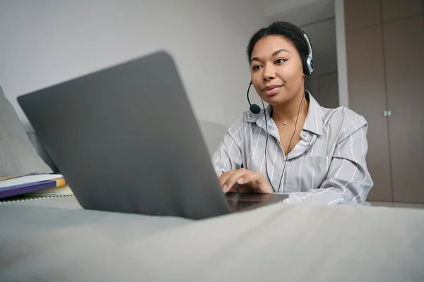 Student Video Courses Works Computer Bright Room Woman Has Computer — Stockfoto