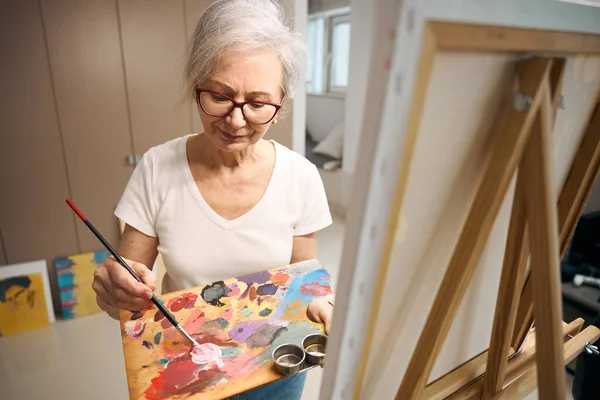 Красивая Пожилая Леди Смешивает Краски Палитре Женщина Рисует Картину — стоковое фото