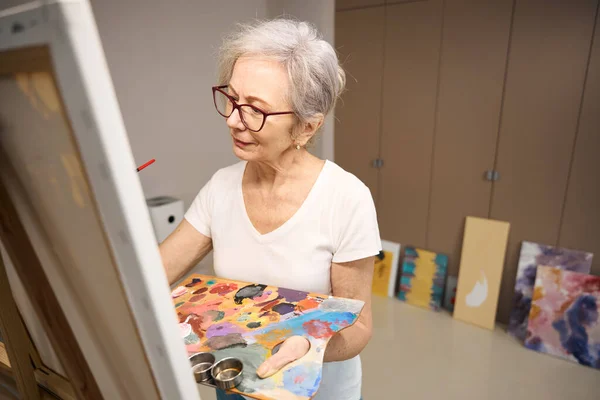 Sofisticada Dama Está Pintando Cuadro Habitación Luminosa Una Mujer Tiene —  Fotos de Stock