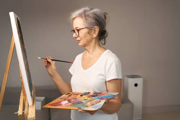 Sofisticada Anciana Sostiene Pincel Sus Manos Una Mujer Pinta Cuadro —  Fotos de Stock