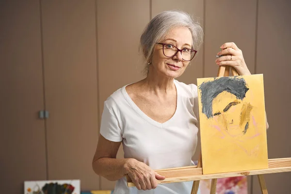 Pensionista Edad Avanzada Encuentra Caballete Con Retrato Inacabado Dibujando Hobby —  Fotos de Stock