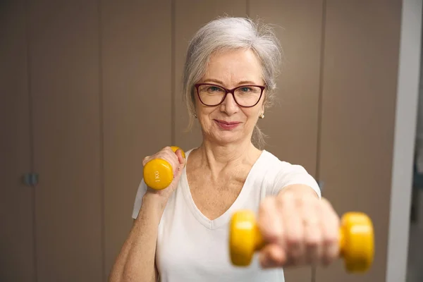 Active Pensioner Goes Sports Dumbbells She Cute Cheerful — Fotografia de Stock