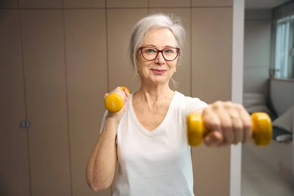 Energetic Pensioner Goes Sports Dumbbells She Cute Cheerful — Fotografie, imagine de stoc