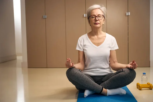 Casual Home Workout Elderly Woman Meditates Lotus Position Next Dumbbells —  Fotos de Stock