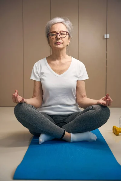Jóga Cvičení Doma Žena Medituje Lotosové Pozici Modrém Karimatu — Stock fotografie