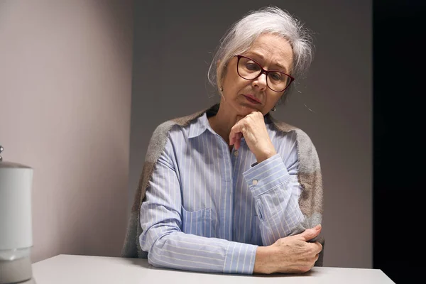 Triste Anciana Sienta Sola Una Mesa Con Chal Los Hombros —  Fotos de Stock