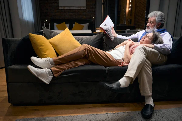 Elderly Man Lady Resting Sofa Hotel Man Holding Book Reading — Stockfoto