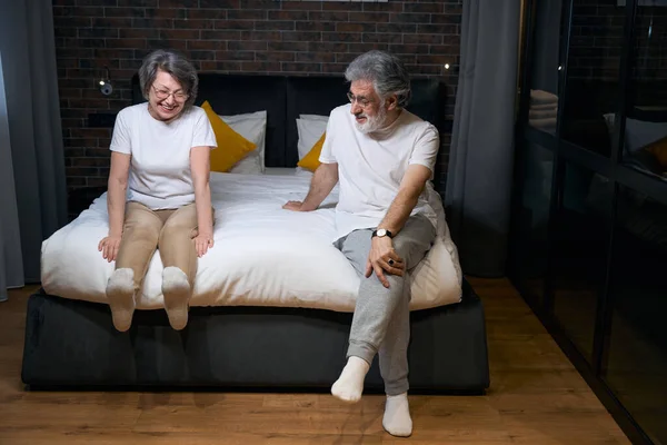 Old Happy Couple Sitting Bed Bedroom Talking Each Other Preparing — Fotografia de Stock