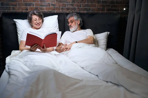 Old Lady Man Lying Bed Bedroom Wife Reading Book Her — Stockfoto