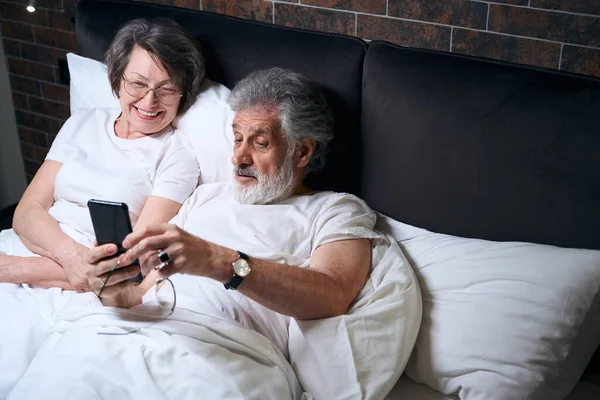 Elderly Lady Male Lying Bed Bedroom Male Holding Mobile Phone — 图库照片