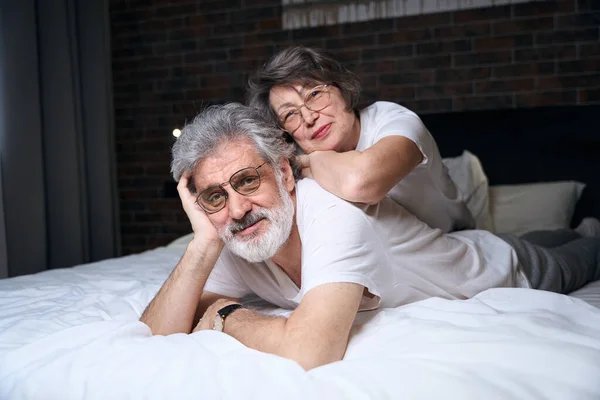 Elderly Smiling Woman Male Lying Together Bed Bedroom Looking Camera — Photo