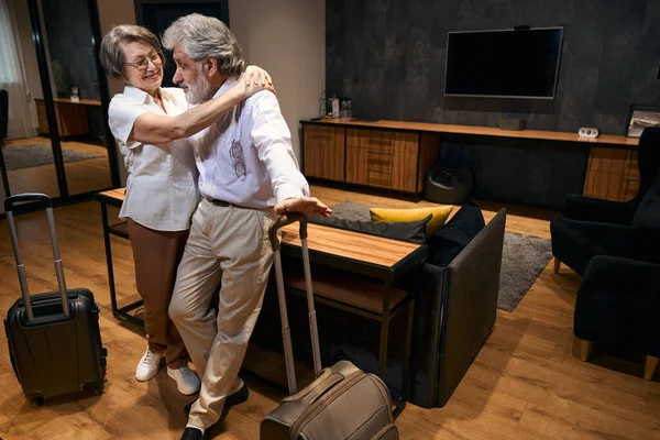 Elderly Woman Man Entered Rented Hotel Room Looking Each Other — Zdjęcie stockowe