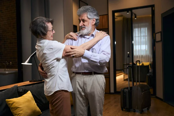 Old Woman Man Standing Hotel Room Embrace Each Other Talking — Fotografia de Stock