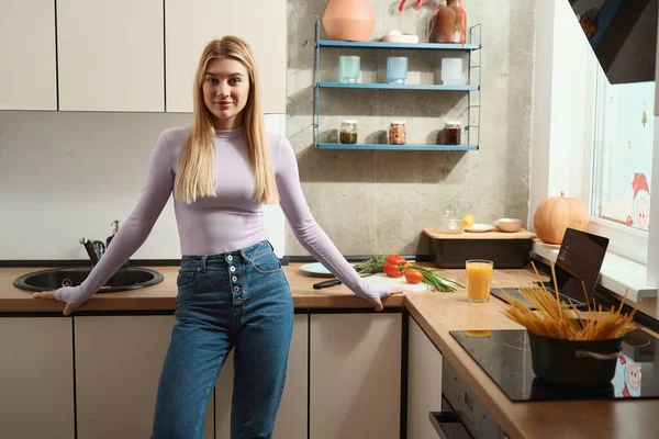Smiling Slim Young Woman Leaning Kitchen Counter Looking Her — ストック写真
