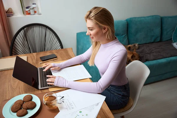 Side View Smiling Female Freelancer Seated Window Table Typing Laptop — ストック写真