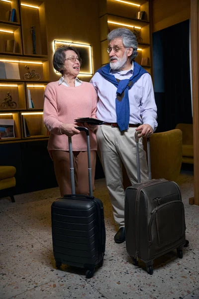 Reisendes Älteres Ehepaar Wartet Der Hotellobby Der Rezeption Auf Die — Stockfoto