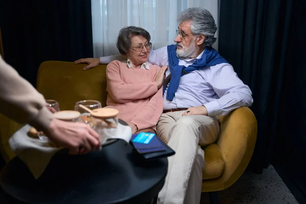 Yaşlı Çift Bir Otel Kafesinde Dinleniyor Adam Içkileri Banka Kartıyla — Stok fotoğraf