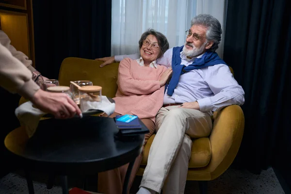 Encantadores Abuelos Relajarse Café Del Hotel Hombre Paga Por Las — Foto de Stock