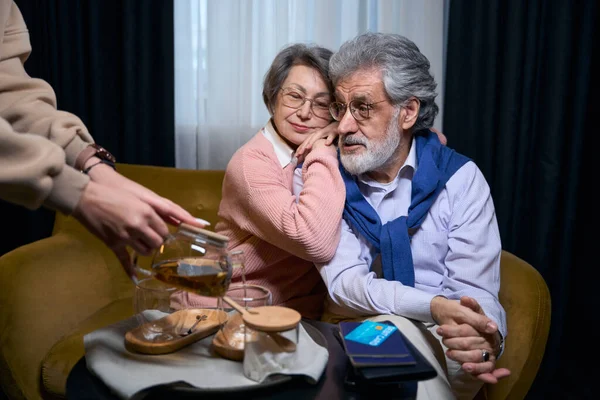 Teeparty Für Ältere Reisende Ehepartner Hotelcafé Reisepässe Und Eine Bankkarte — Stockfoto