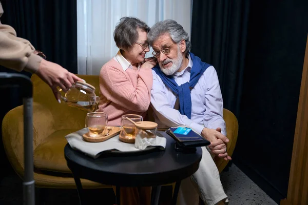 Optimistische Großeltern Ruhen Sich Hotelcafé Aus Das Personal Verwöhnt Sie — Stockfoto