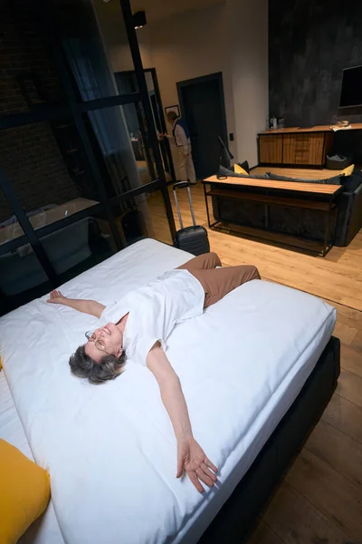 Gelukkig Reizende Dame Rustend Bed Met Uitgestrekte Armen Terwijl Haar — Stockfoto