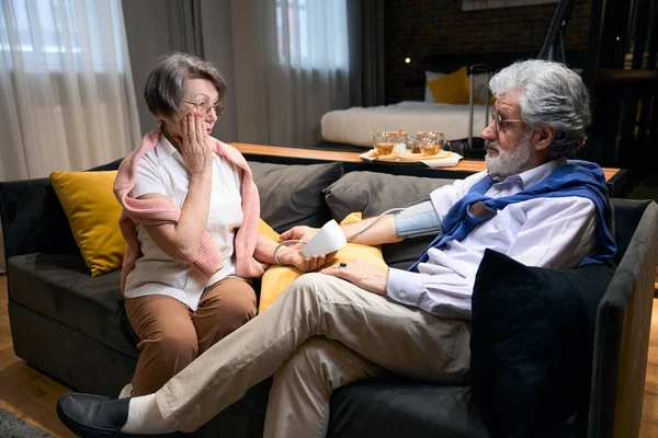Elderly Woman Measures Her Husband Blood Pressure Tonometer She Concerned — Stock Photo, Image