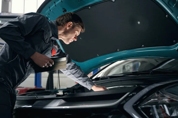 Mann Schutzkleidung Steht Reifenmontage Neben Auto Und Schaut Unter Offener — Stockfoto