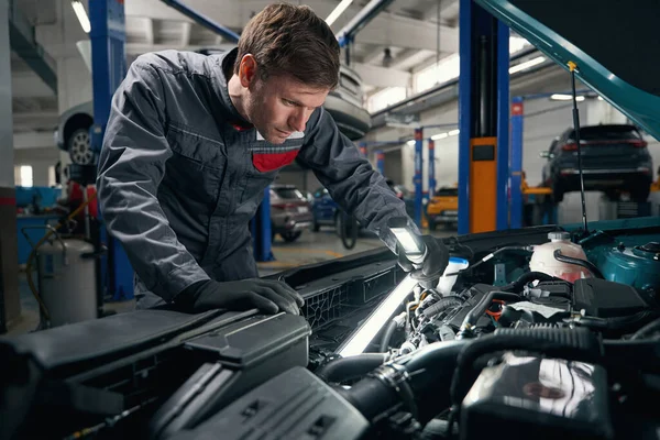 Mann Schutzkleidung Steht Reifenmontage Und Macht Motorinspektion — Stockfoto