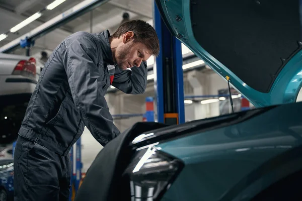 Arbeiter Schutzkleidung Steht Reifenmontage Neben Auto Mit Offener Motorhaube Und — Stockfoto