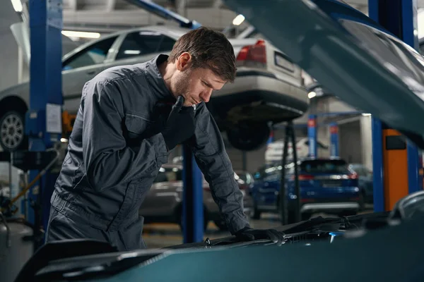 Mann Schutzkleidung Steht Reifenmontage Neben Auto Mit Offener Motorhaube Und — Stockfoto