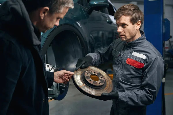 Mechaniker Schutzkleidung Stehen Reifenmontage Der Nähe Des Autos Und Ersetzen — Stockfoto
